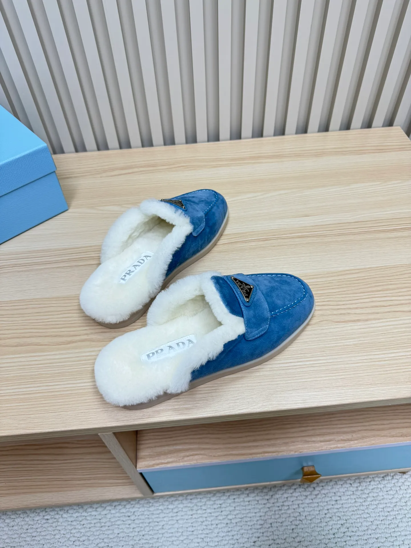 👟👟Ex-factory price 600👟👟 Prada / Prada (men and women) 24 new autumn and winter wool lining / loafers, wool collar echoes the design up and down! The Prada brand logo is outlined to highlight the high-end atmosphere! Made of sheepskin lining imported from Australia, the warmth retention effect in winter is great 👍 Fabric: Imported two-layer frosted cowhide Lining: Sheepskin imported from Australia One-piece Outsole: Original Tpu absorbent film outsole Female size: 35～41 (41 customized) Male size: 39～45 (45 customized)
